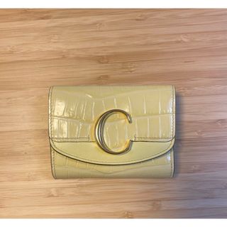 クロエ(Chloe)の【美品】Chloe 折り財布 トリフォールド C アルファベット イエロー(財布)