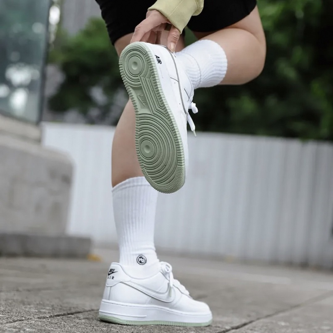 NIKE(ナイキ)の23【新品】NIKE AIR FORCE 1 GSエアフォース1ハニーデュー レディースの靴/シューズ(スニーカー)の商品写真