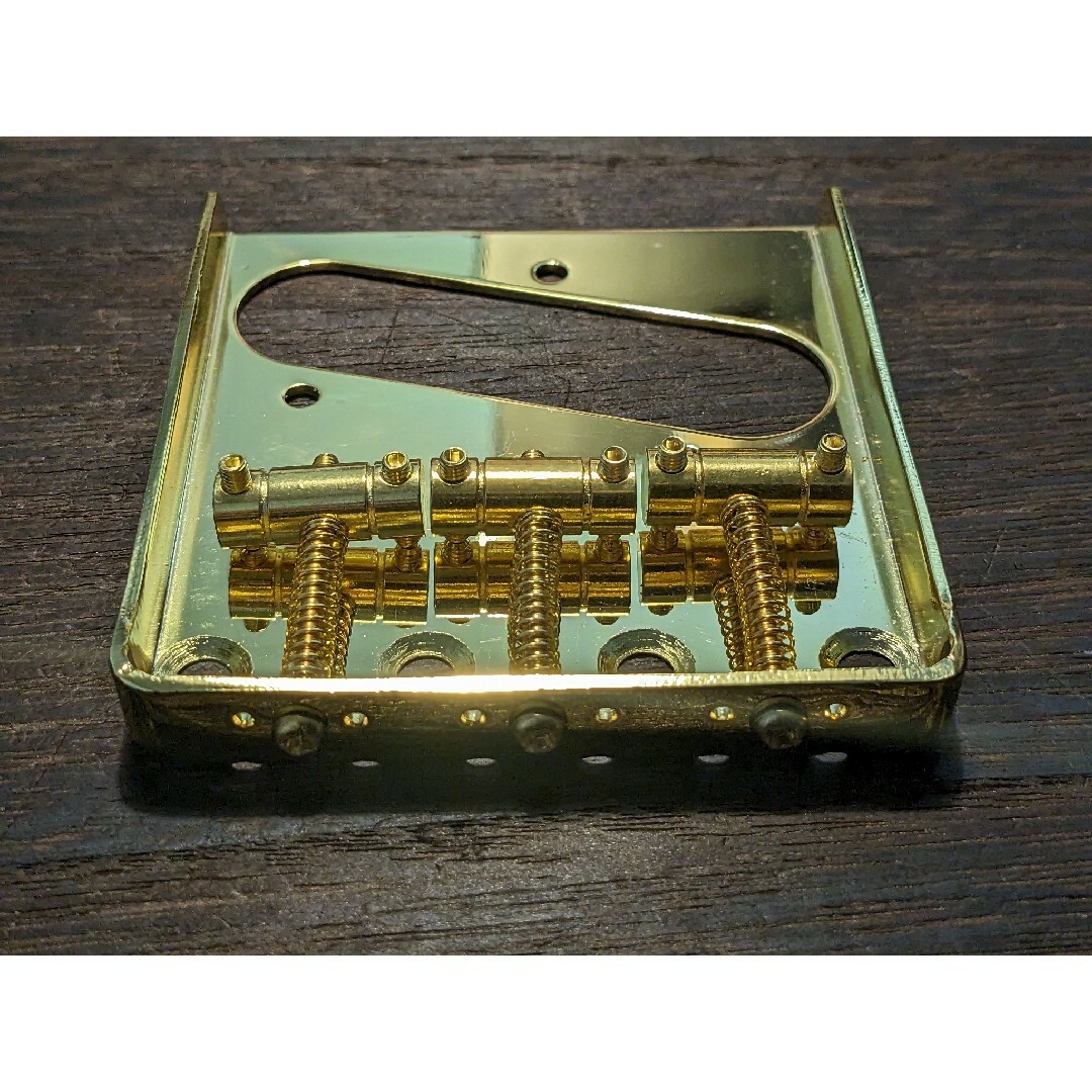 溝ありサドル　ブリッジプレート　テレキャスター　ゴールド 楽器のギター(パーツ)の商品写真