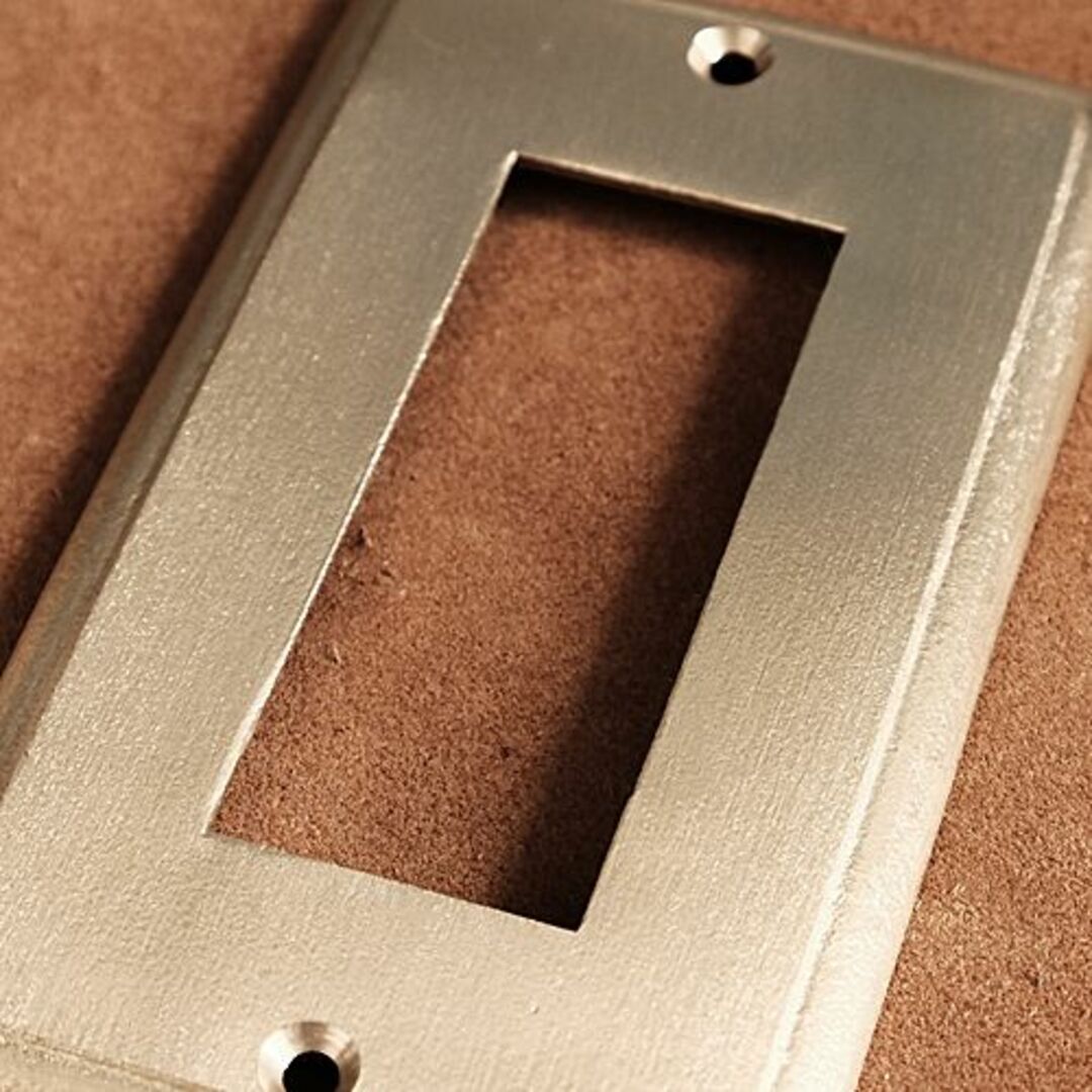 真鍮 コンセントカバー（長穴1連　3つ口）三つ口 スイッチカバー 金色 ブラス ハンドメイドのインテリア/家具(その他)の商品写真