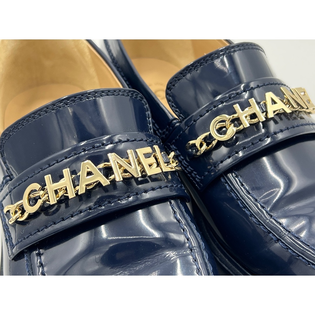 CHANEL(シャネル)のCHANEL シャネル レディース ローファー エナメル シャイニーカーフスキン ロゴマーク ネイビー ブルー サイズ：38C 22K G37430 X56161 0Q348 レディースの靴/シューズ(ローファー/革靴)の商品写真