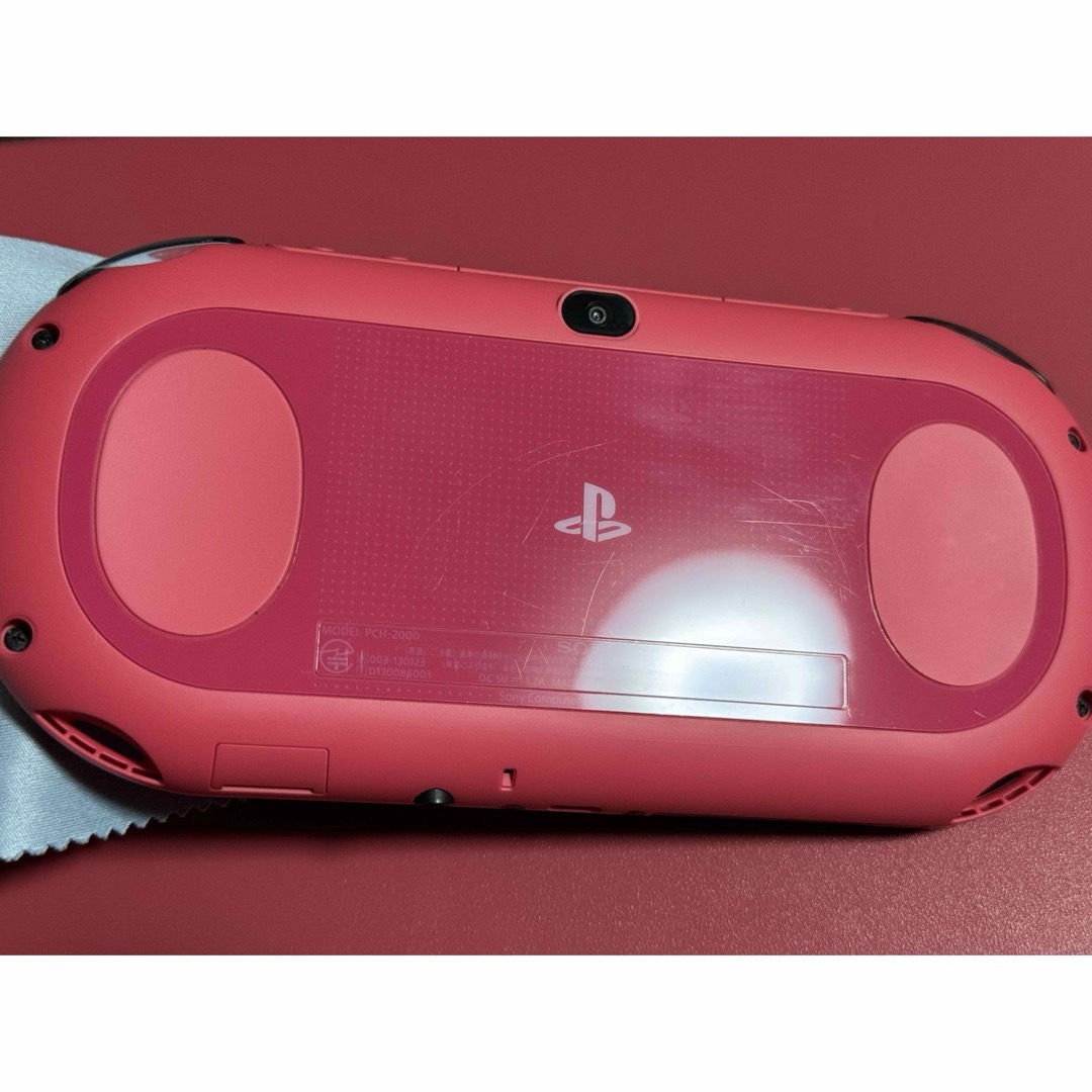 PlayStation Vita(プレイステーションヴィータ)のvita   ピンクブラック　2番 エンタメ/ホビーのゲームソフト/ゲーム機本体(携帯用ゲーム機本体)の商品写真
