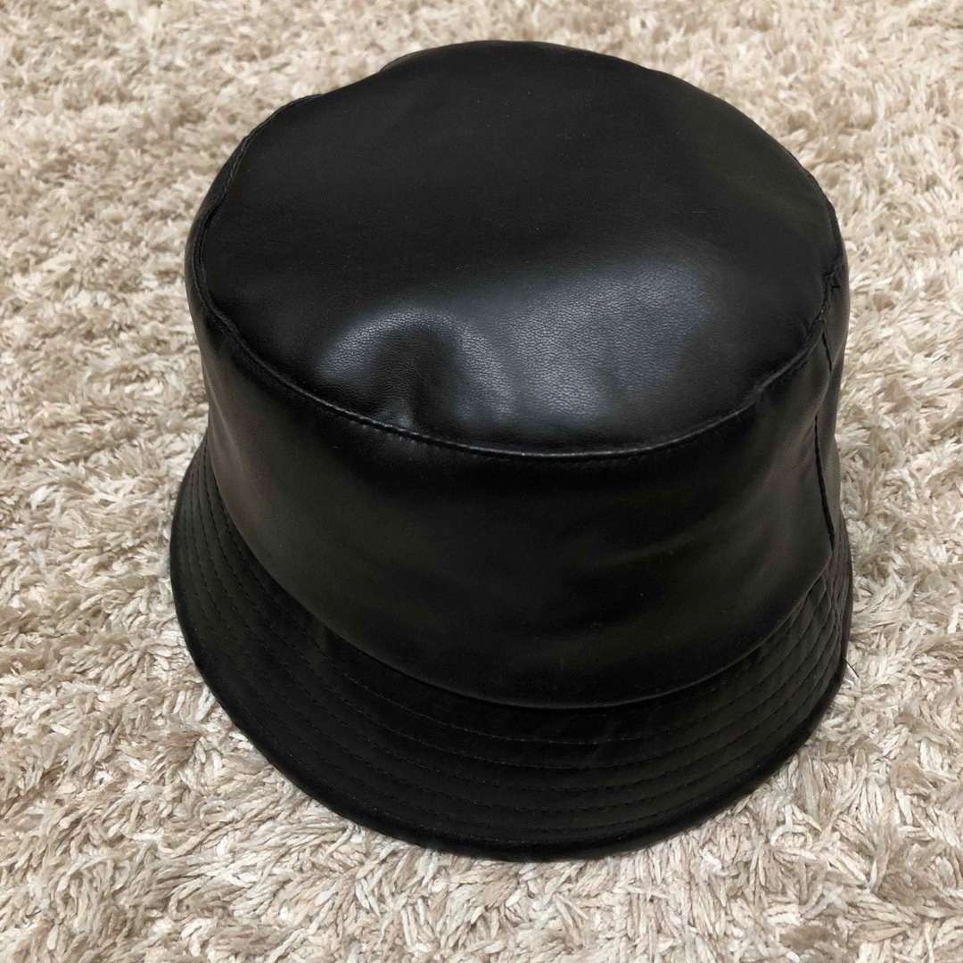 AZUL by moussy(アズールバイマウジー)のFAUX LEATHER BUCKET HAT/フェイクレザーバケットハット レディースの帽子(ハット)の商品写真