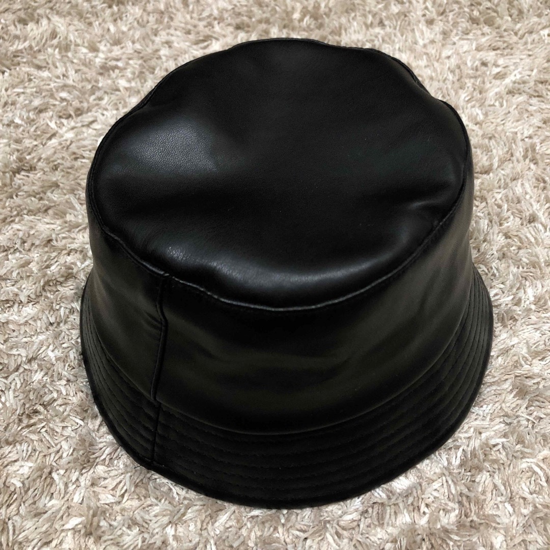 AZUL by moussy(アズールバイマウジー)のFAUX LEATHER BUCKET HAT/フェイクレザーバケットハット レディースの帽子(ハット)の商品写真