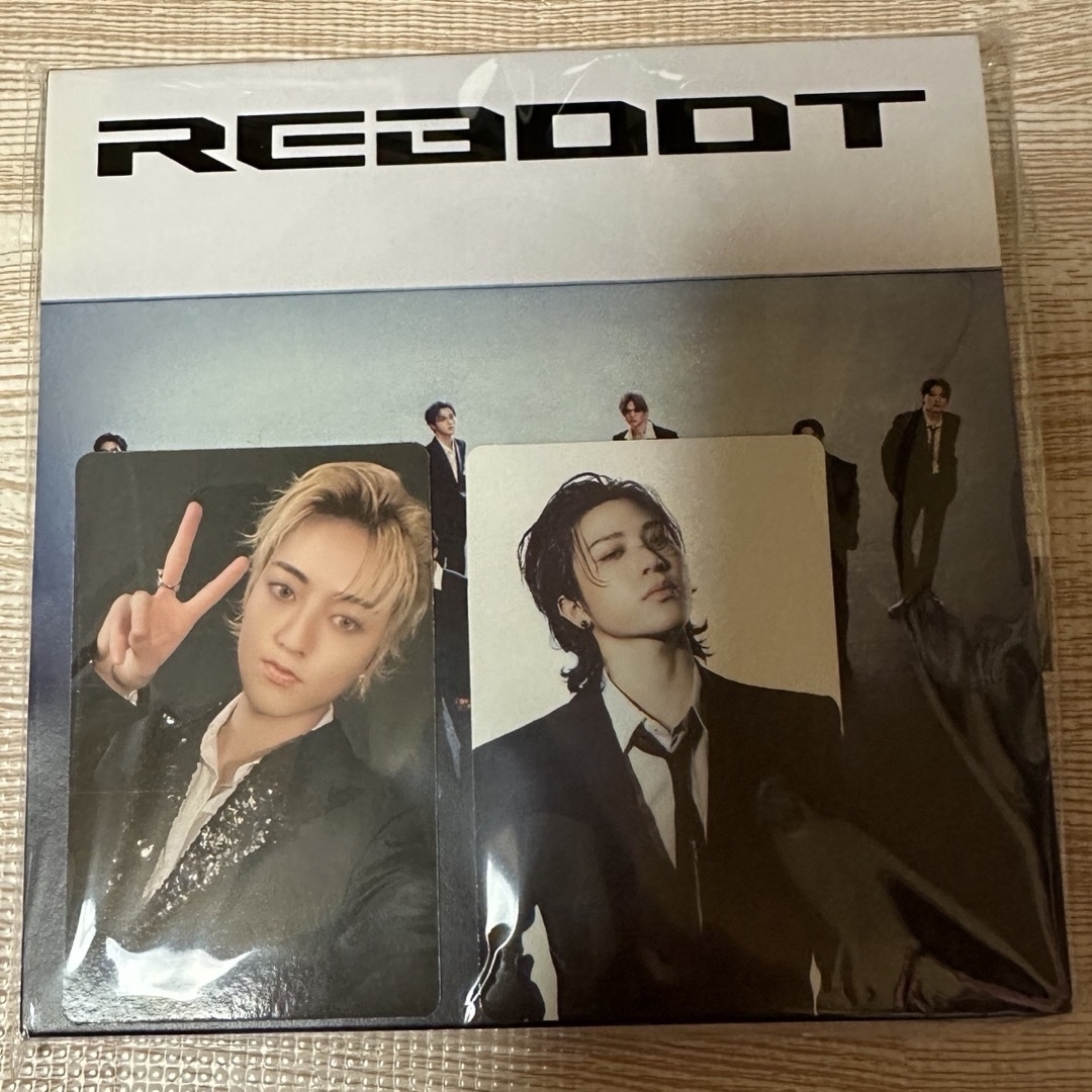 TREASURE(トレジャー)のTREASURE  『REBOOT』CD   おまけ付き エンタメ/ホビーのCD(K-POP/アジア)の商品写真