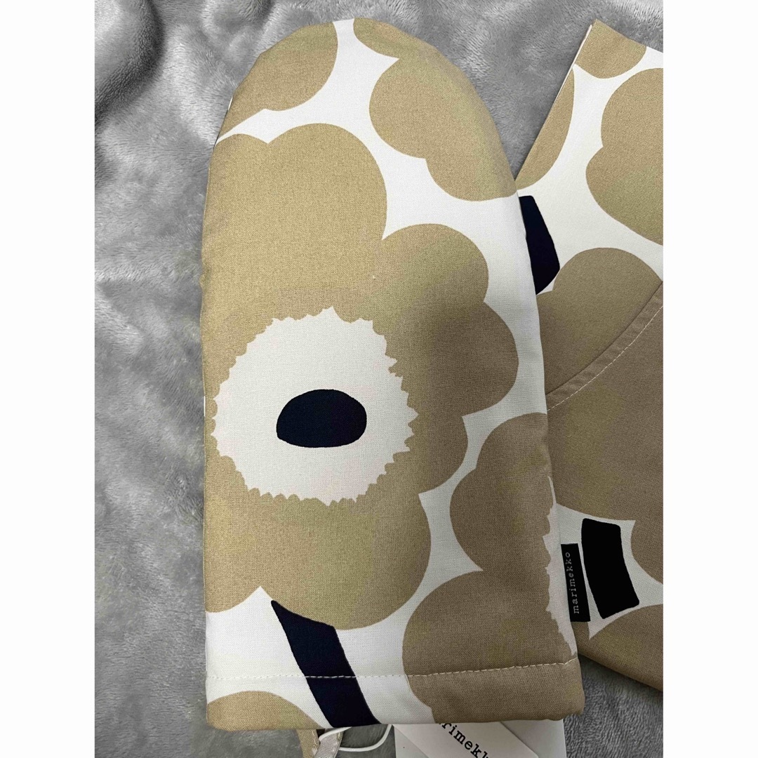 marimekko(マリメッコ)の新品！marimekko★Pieni Unikko エプロン&ミトンセット インテリア/住まい/日用品のキッチン/食器(収納/キッチン雑貨)の商品写真