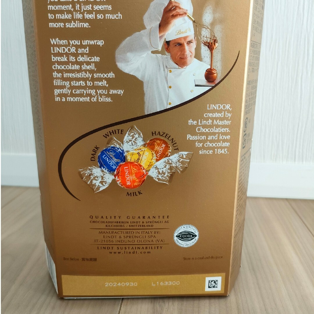 Lindt(リンツ)のリンツリンドールチョコレート ゴールド ホワイト 30個 食品/飲料/酒の食品(菓子/デザート)の商品写真