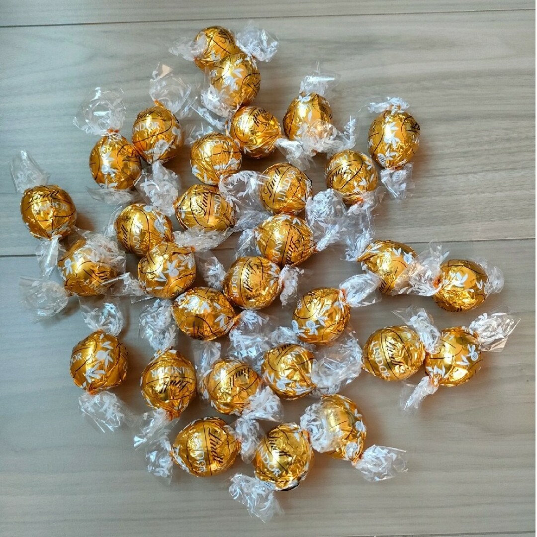 Lindt(リンツ)のリンツリンドールチョコレート ゴールド ホワイト 30個 食品/飲料/酒の食品(菓子/デザート)の商品写真