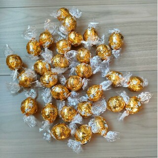 リンツ(Lindt)のリンツリンドールチョコレート ゴールド ホワイト 30個(菓子/デザート)