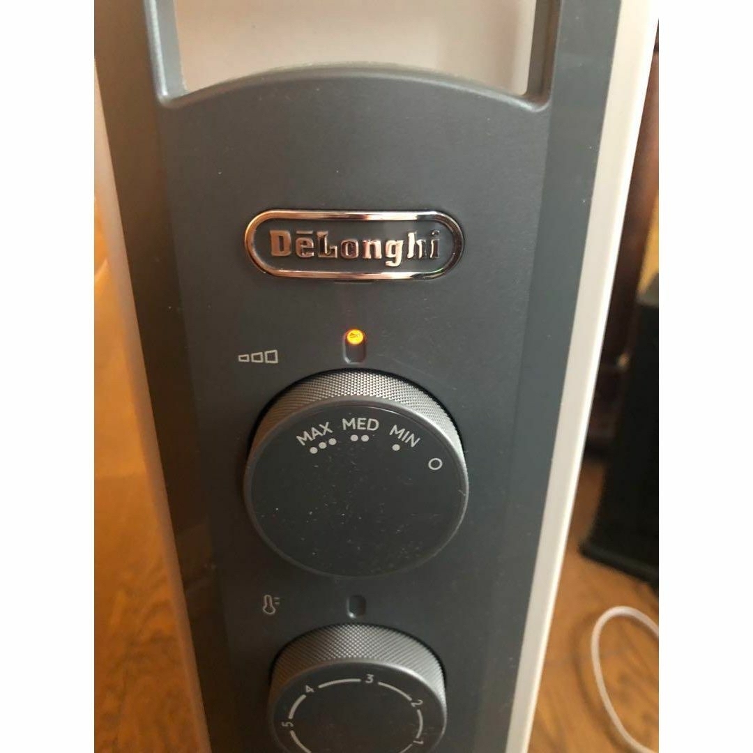 DeLonghi(デロンギ)の DeLonghi ヴェルティカルド オイルヒーター RHJ21F0 スマホ/家電/カメラの冷暖房/空調(オイルヒーター)の商品写真