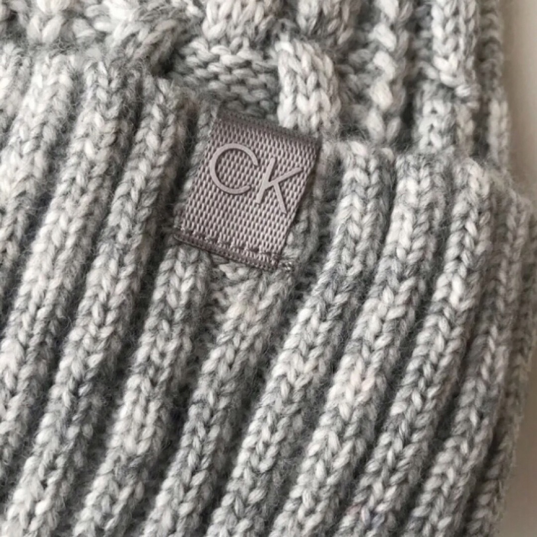 Calvin Klein(カルバンクライン)のレア新品 ck カルバンクライン USA レディース ポンポン ニット帽 グレー レディースの帽子(ニット帽/ビーニー)の商品写真