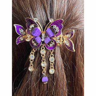 パープル蝶のヘアアクセサリー　(新品未使用)(ヘアアクセサリー)