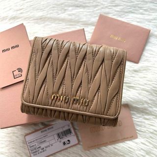 ミュウミュウ(miumiu)の付属品完備・良品 miumiu ミュウミュウ 三つ折り財布 マテラッセ ベージュ(財布)