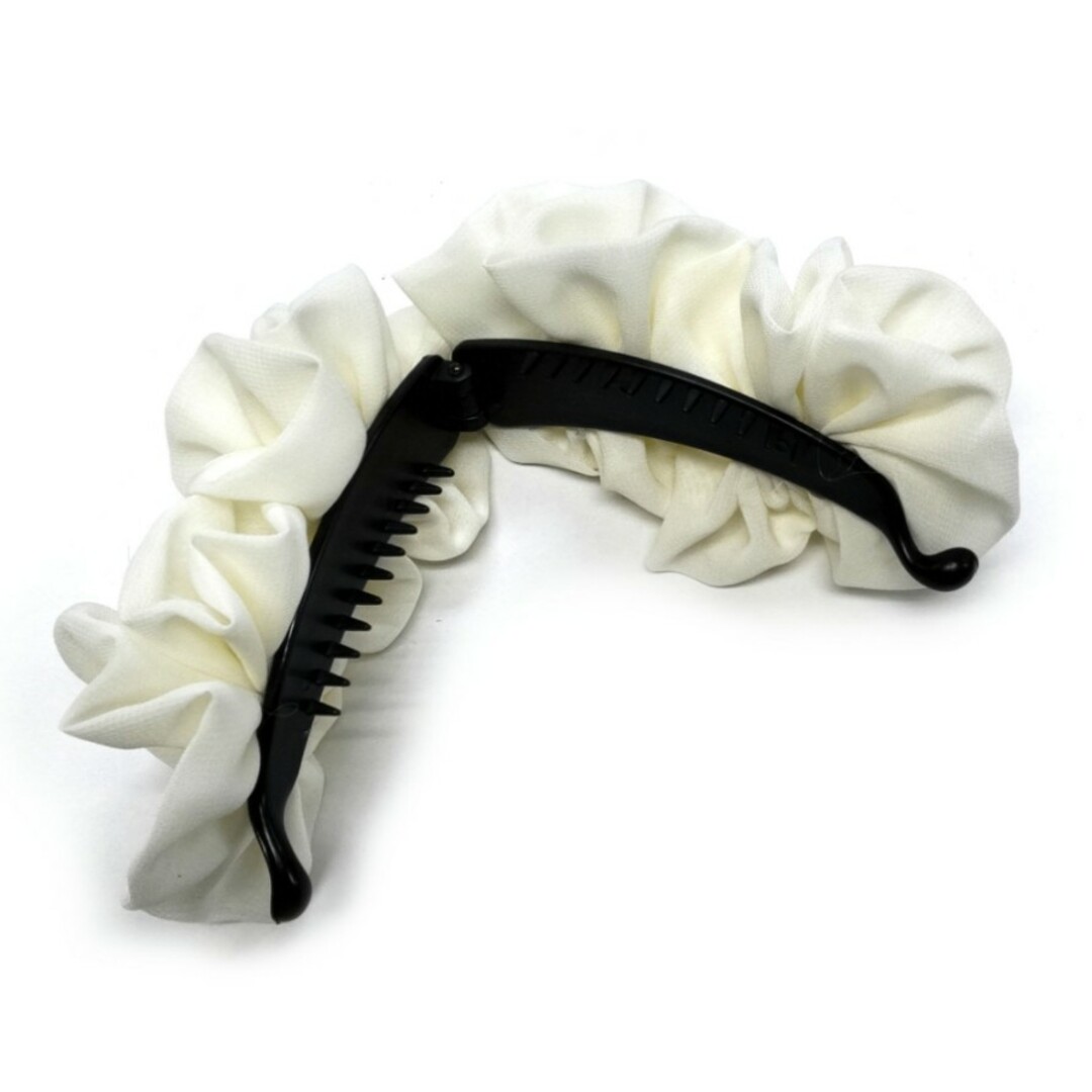 オフホワイトのシフォン飾り付バナナクリップ レディースのヘアアクセサリー(バレッタ/ヘアクリップ)の商品写真
