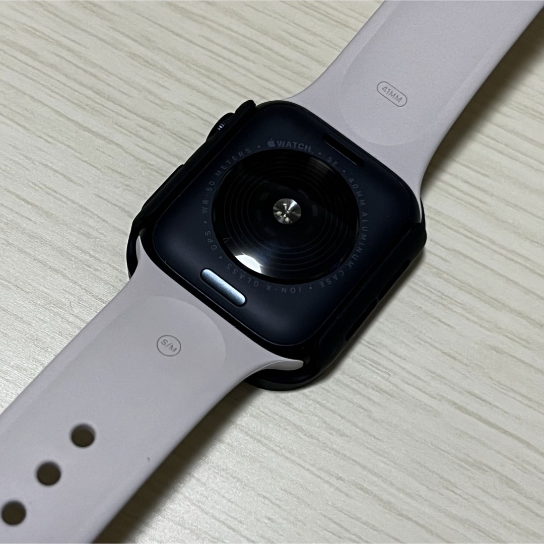 Apple Watch(アップルウォッチ)の【ほぼ新品/現行品】Apple Watch SE 第二世代 ブラック　カバー付 メンズの時計(腕時計(デジタル))の商品写真