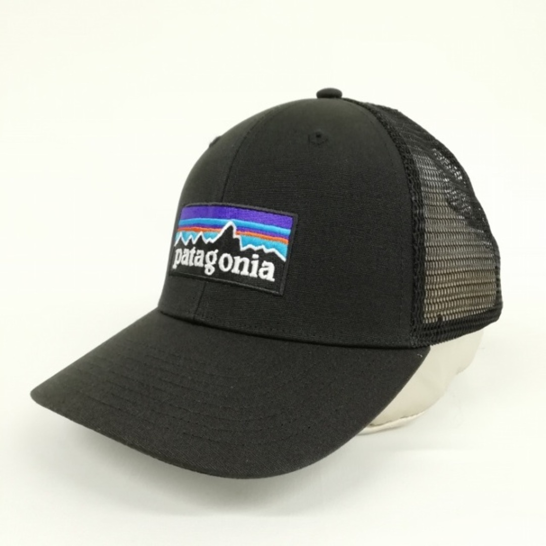 patagonia(パタゴニア)の38289 SP23 ロゴ トラッカーキャップ メッシュキャップ ブラック メンズの帽子(キャップ)の商品写真