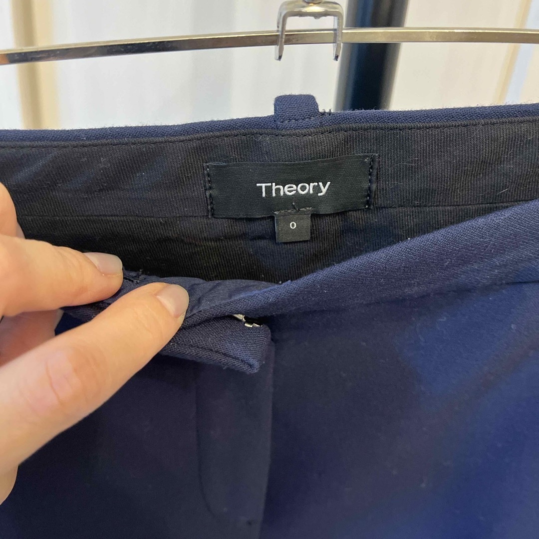 theory(セオリー)のtheoryネイビーブルーパンツ レディースのパンツ(クロップドパンツ)の商品写真