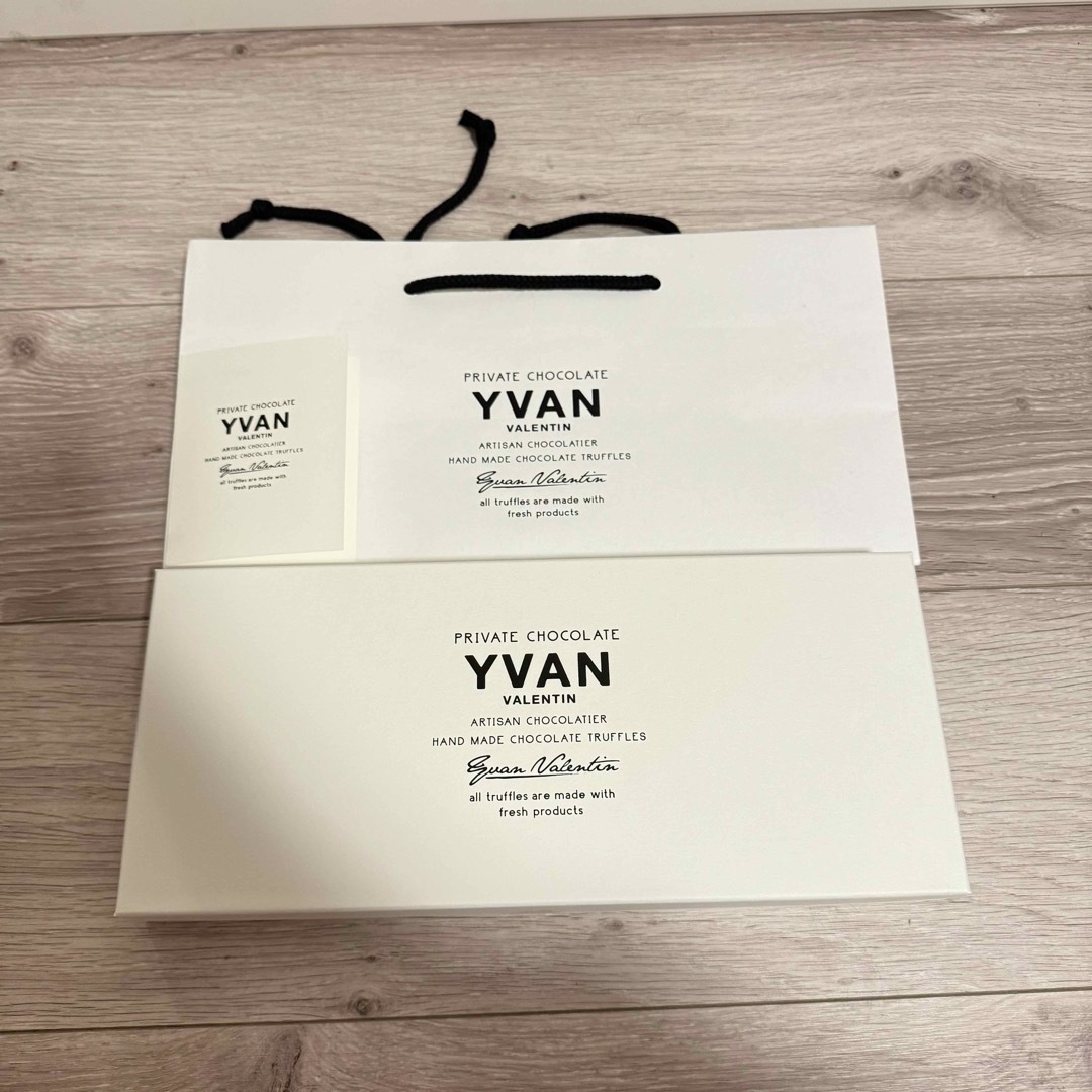 西武百貨店(セイブヒャッカテン)のYVAN VALENTIN　イヴァンヴァレンティン トリュフ 24個入り 食品/飲料/酒の食品(菓子/デザート)の商品写真