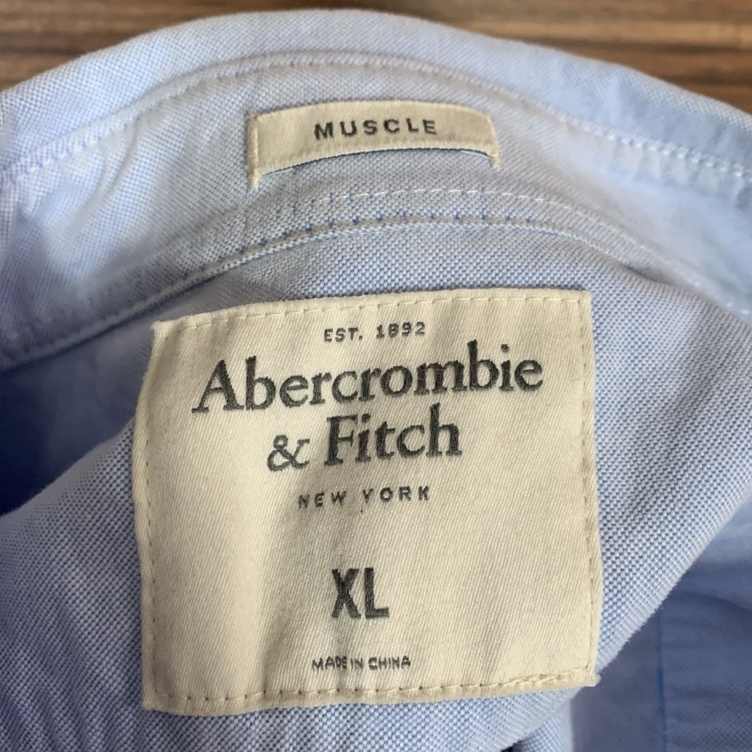 Abercrombie&Fitch(アバクロンビーアンドフィッチ)のアバクロンビー & フィッチ シャツ XL 水色 ブルー 半袖 ワンポイント メンズのトップス(シャツ)の商品写真