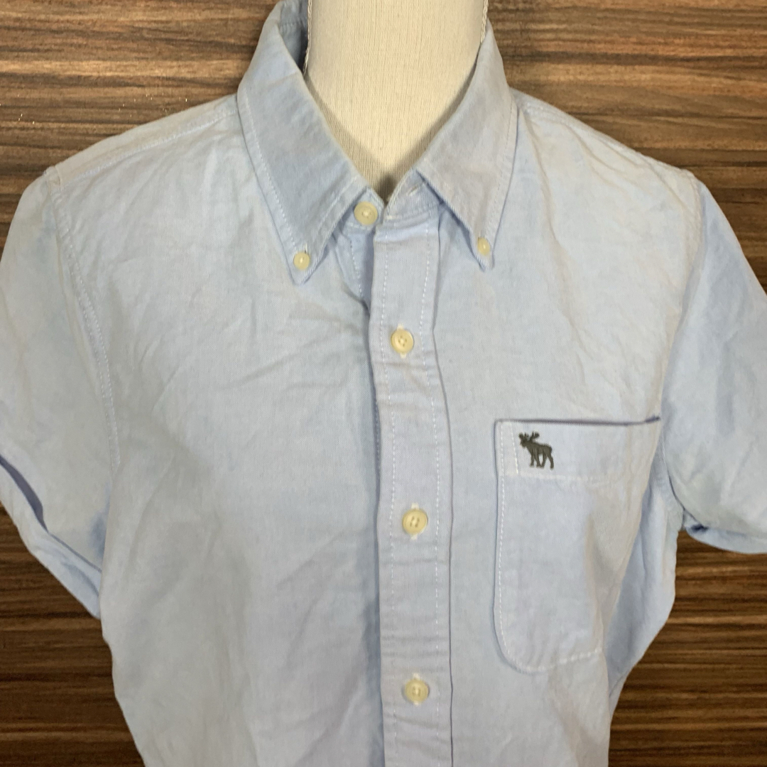 Abercrombie&Fitch(アバクロンビーアンドフィッチ)のアバクロンビー & フィッチ シャツ XL 水色 ブルー 半袖 ワンポイント メンズのトップス(シャツ)の商品写真
