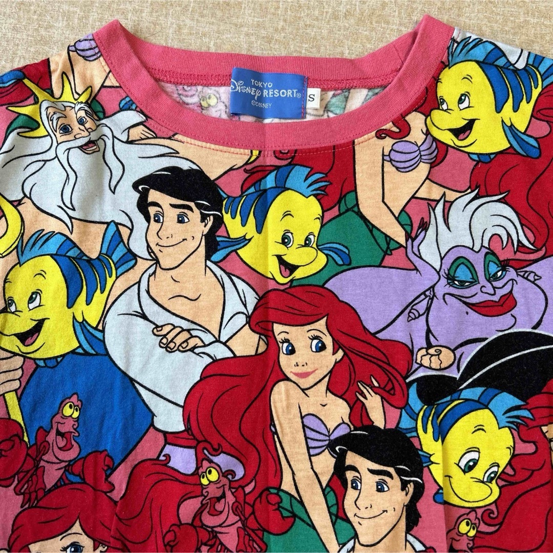 Disney(ディズニー)のレディース 半袖Tシャツ Sサイズ ディズニー アリエル リトルマーメイド 総柄 レディースのトップス(Tシャツ(半袖/袖なし))の商品写真