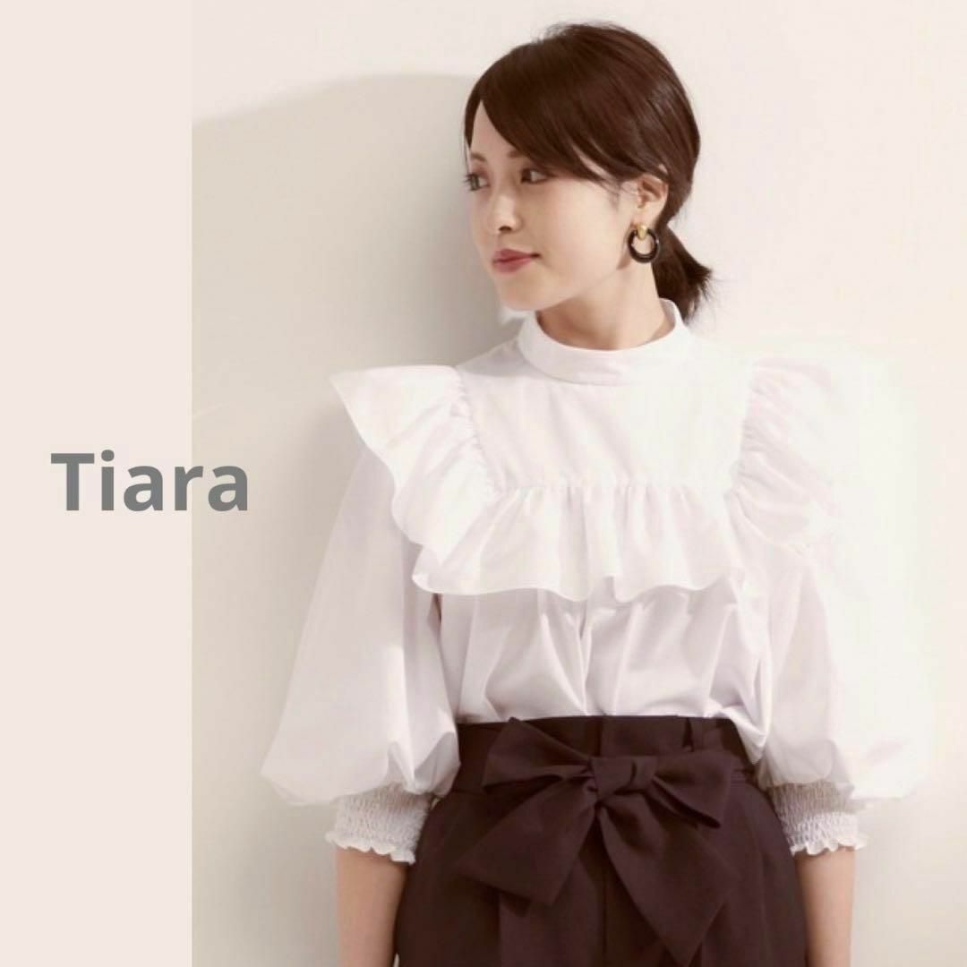 tiara(ティアラ)の定価1.7万円【大人気商品】ティアラ　お手入れ簡単＊フリルブラウス　ホワイト レディースのトップス(シャツ/ブラウス(長袖/七分))の商品写真