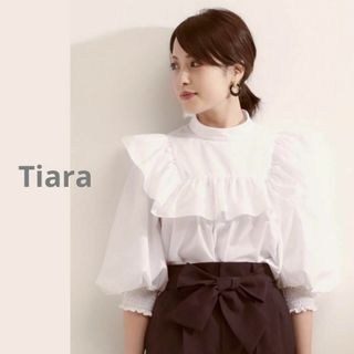 ティアラ(tiara)の定価1.7万円【大人気商品】ティアラ　お手入れ簡単＊フリルブラウス　ホワイト(シャツ/ブラウス(長袖/七分))