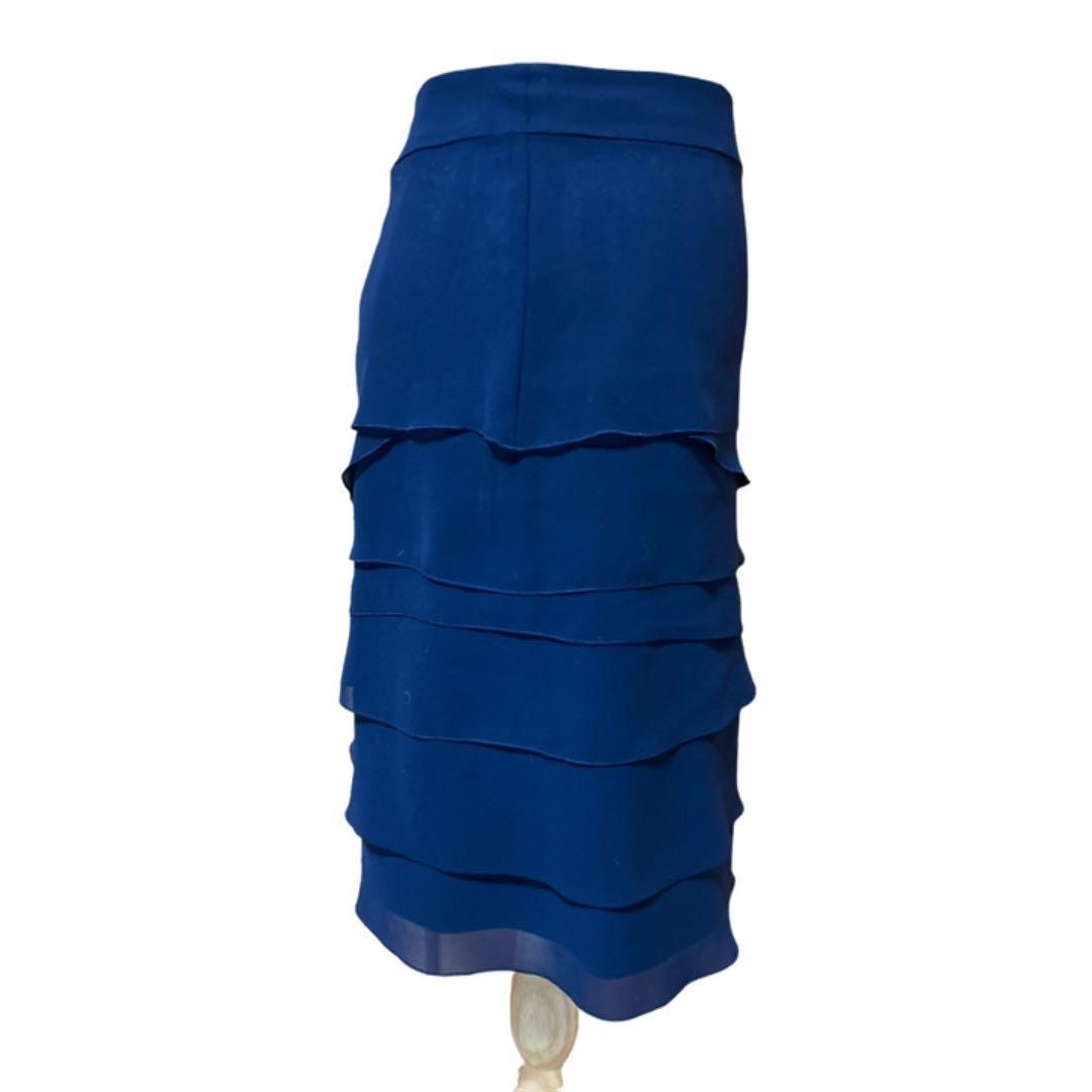 INDIVI(インディヴィ)のインディヴィ　ティアードスカートひざ丈　大きめ42　ダークブルー　お洒落 レディースのスカート(ミニスカート)の商品写真