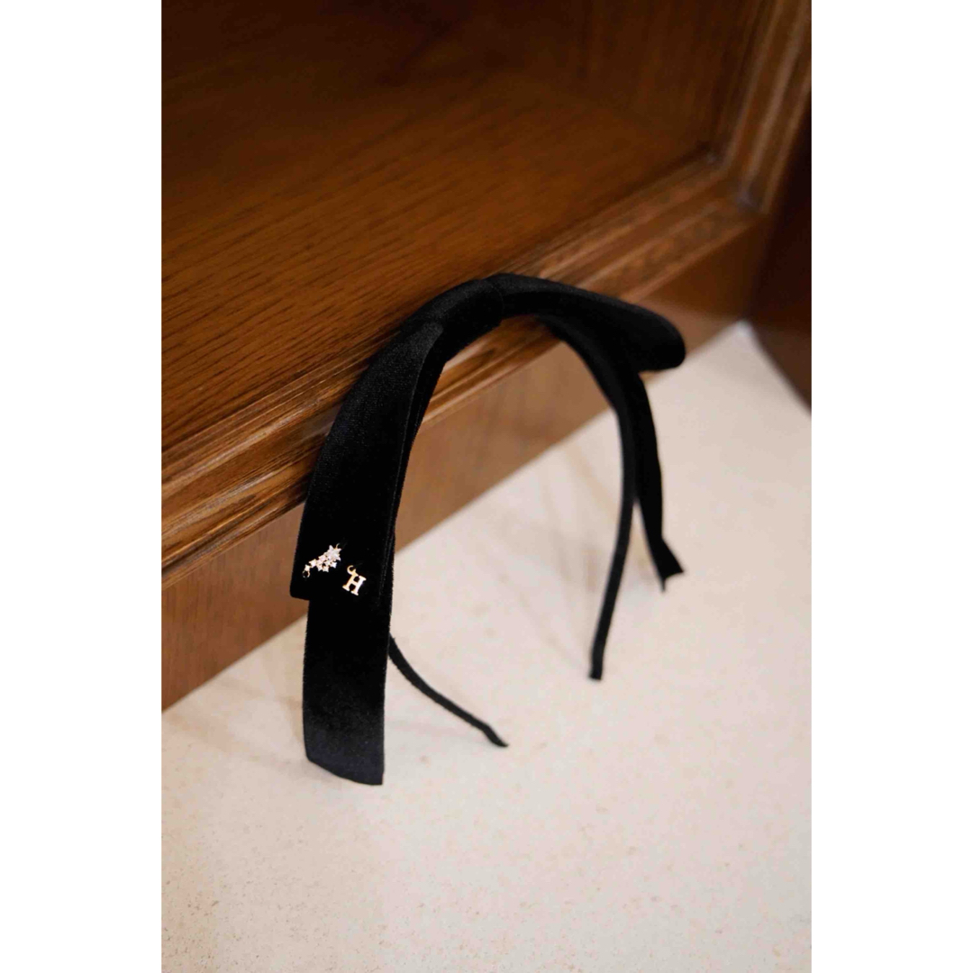 Her lip to(ハーリップトゥ)の【新品未使用品】Herlipto Velour Ribbon Headband レディースのヘアアクセサリー(カチューシャ)の商品写真