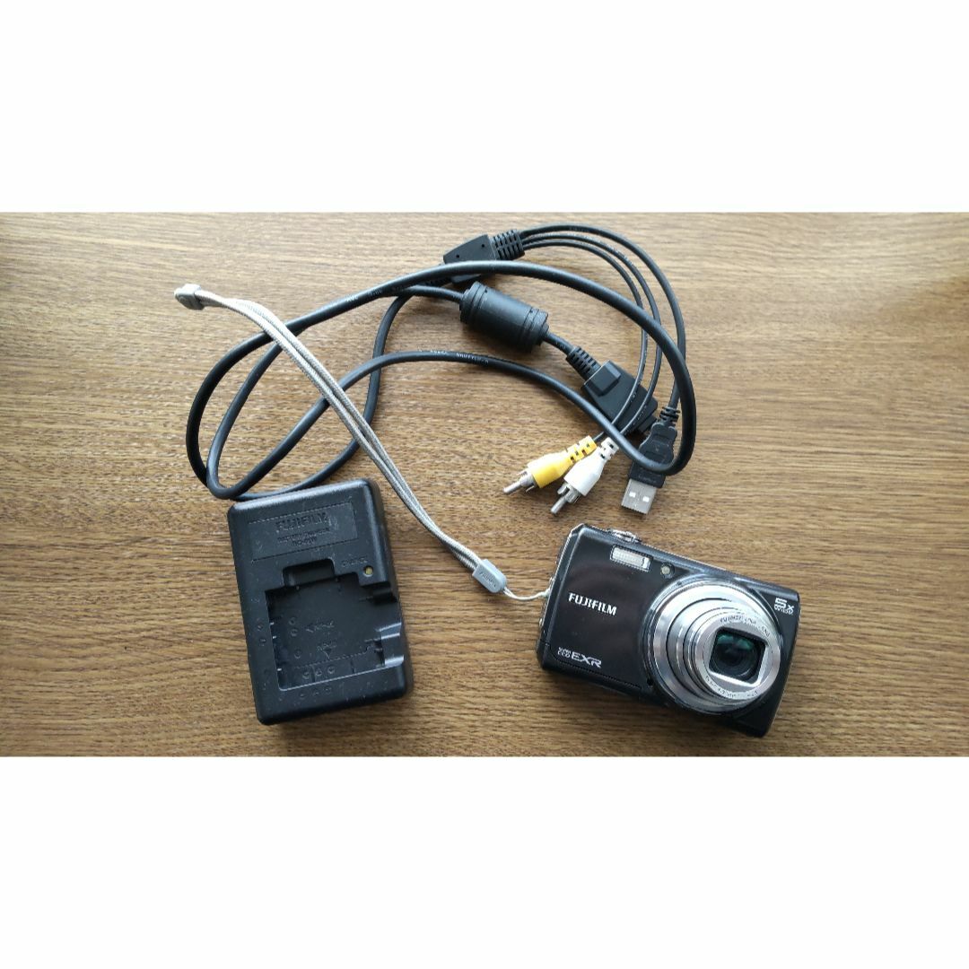 【中古品】FinePix F200EXR    スマホ/家電/カメラのカメラ(コンパクトデジタルカメラ)の商品写真