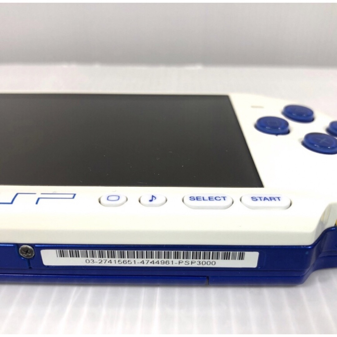 PlayStation Portable(プレイステーションポータブル)のPSP バリューパック 3000 ホワイト/ブルー エンタメ/ホビーのゲームソフト/ゲーム機本体(家庭用ゲーム機本体)の商品写真