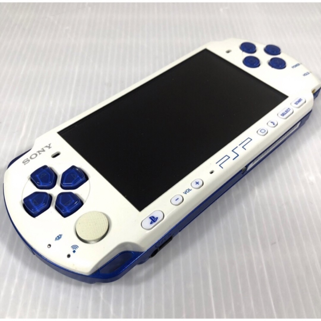 PlayStation Portable(プレイステーションポータブル)のPSP バリューパック 3000 ホワイト/ブルー エンタメ/ホビーのゲームソフト/ゲーム機本体(家庭用ゲーム機本体)の商品写真