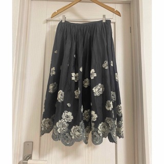 ロイスクレヨン(Lois CRAYON)のLois CRAYON 裾フラワーデザイン　薔薇　膝下(ロングスカート)