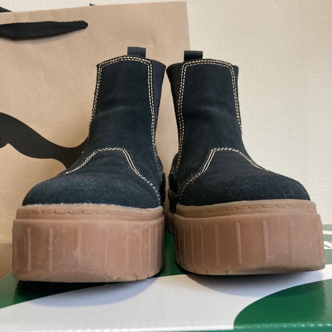 PUMA(プーマ)のウィメンズ メイズ チェルシー スウェード ブーツ ブラック 24cm レディースの靴/シューズ(ブーツ)の商品写真