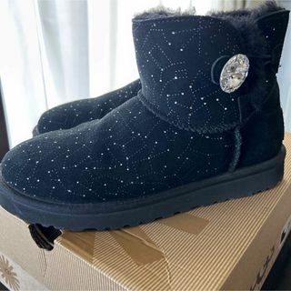 アグ(UGG)のUGG ミニ ベイリーボタン ブリング コンステレーション ブラック 星座(ブーツ)