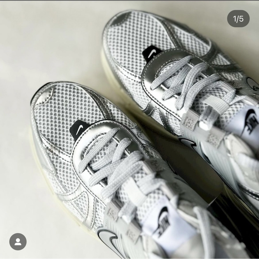 NIKE(ナイキ)のNIKE V2K RUN metallic silver ZARA drawer レディースの靴/シューズ(スニーカー)の商品写真