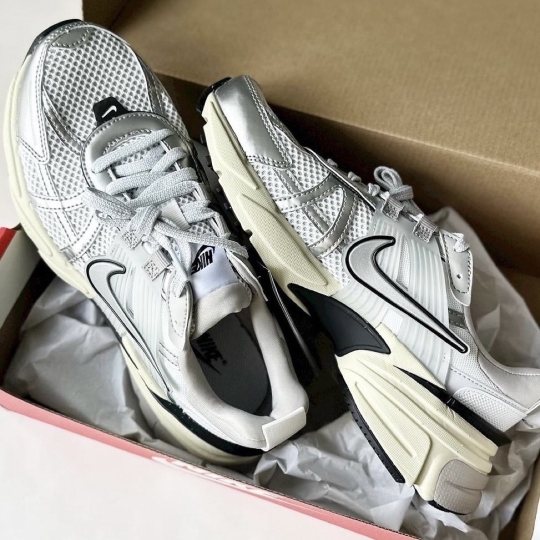 NIKE(ナイキ)のNIKE V2K RUN metallic silver ZARA drawer レディースの靴/シューズ(スニーカー)の商品写真