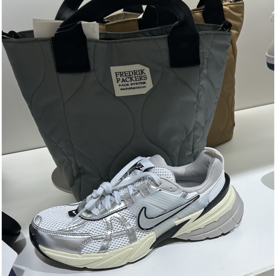 NIKE(ナイキ)のNIKE V2K RUN metallic silver ZARA drawer レディースの靴/シューズ(スニーカー)の商品写真