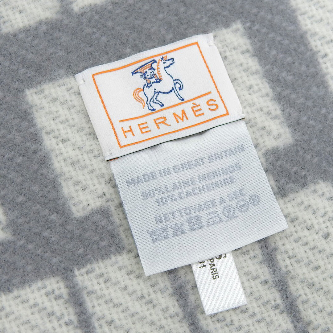 Hermes(エルメス)のエルメス アヴァロン カブリオル プレード ブランケット H103467M 01 ユニセックス ライトグレー HERMES [美品] 【中古】 【アパレル・小物】 インテリア/住まい/日用品の寝具(毛布)の商品写真