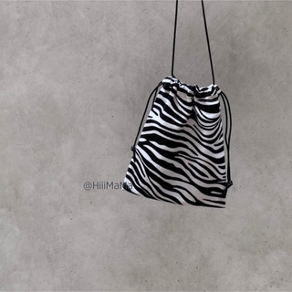 ゼブラ ミニ 巾着 ショルダー バッグ シンプル 韓国 プチプラ モノトーン(ボディバッグ/ウエストポーチ)