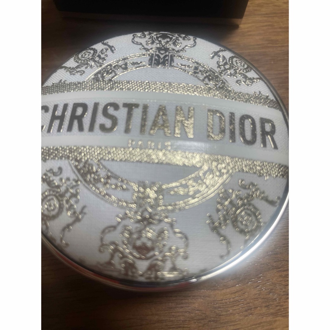 Christian Dior(クリスチャンディオール)のDIOR 23クリスマス限定ファンデケース^_^未使用 コスメ/美容のベースメイク/化粧品(ファンデーション)の商品写真