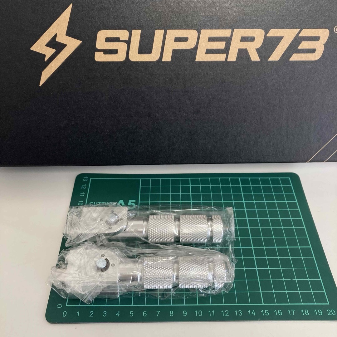 Super73 S2 RX等 シルバー ディレイラー保護 パーツ 1点新品です。 自動車/バイクの自動車/バイク その他(その他)の商品写真