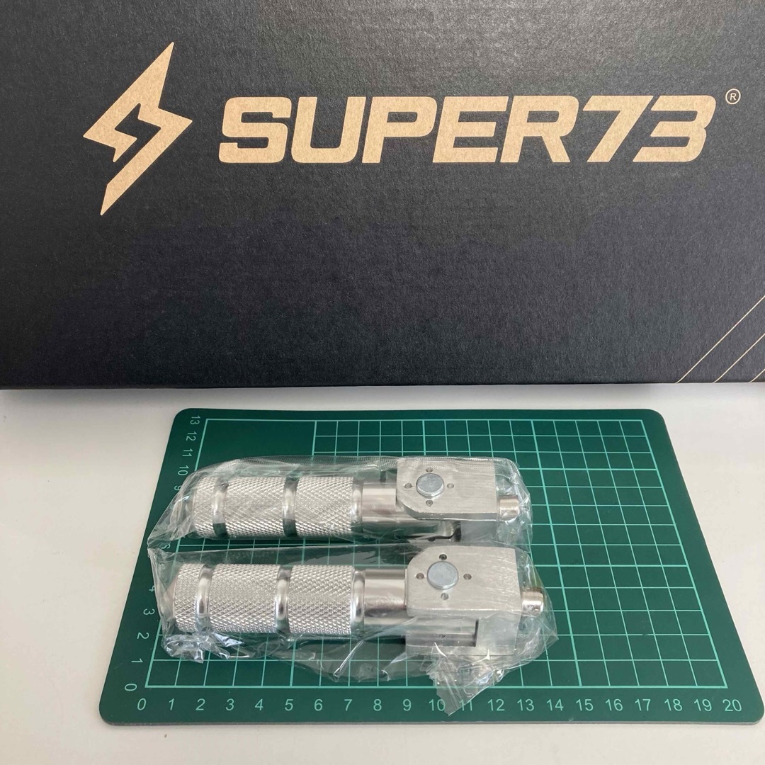 Super73 S2 RX等 シルバー ディレイラー保護 パーツ 1点新品です。 自動車/バイクの自動車/バイク その他(その他)の商品写真