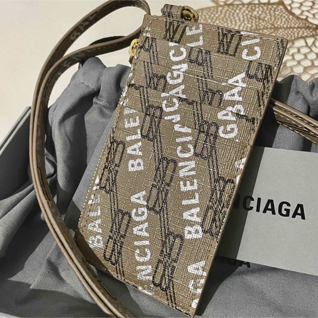 Balenciaga(バレンシアガ)のバレンシアガ　ストラップ付きコイン&カードホルダーBB Monogram レディースのファッション小物(コインケース)の商品写真