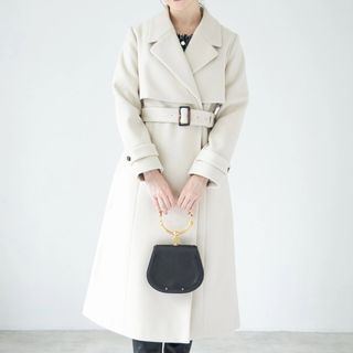 トッコクローゼット(TOCCO closet)のtocco closet ベルト付きヨークデザインロングコート アイボリー(ロングコート)