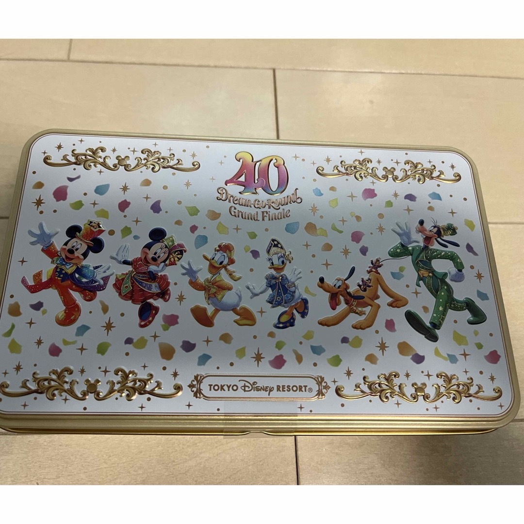 Disney(ディズニー)のディズニー40周年　クッキー缶　グランドフィナーレ　ディズニーリゾート 食品/飲料/酒の食品(菓子/デザート)の商品写真