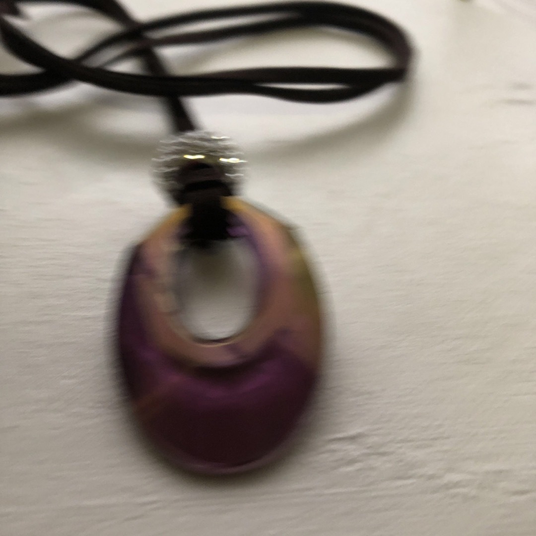 最高級クリスタル革紐ネックレス　スワロデコロンデル付き　フリーサイズ  紫 ハンドメイドのアクセサリー(ネックレス)の商品写真