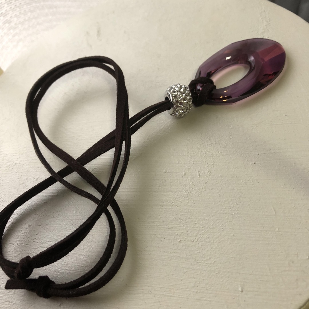 最高級クリスタル革紐ネックレス　スワロデコロンデル付き　フリーサイズ  紫 ハンドメイドのアクセサリー(ネックレス)の商品写真