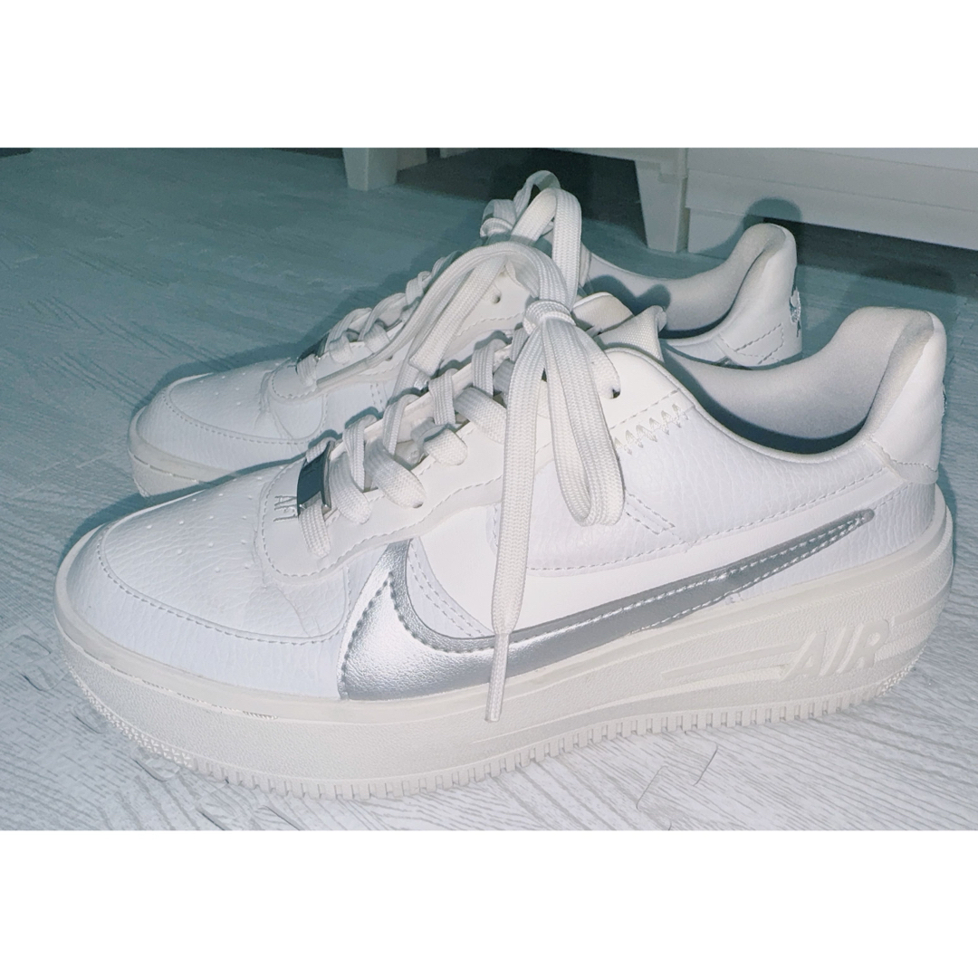 NIKE(ナイキ)のNIKE W AF1 PLT.AF.ORMエアフォース 24cm  シルバー レディースの靴/シューズ(スニーカー)の商品写真