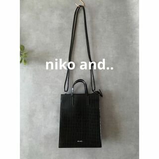 ニコアンド(niko and...)の美品 niko and.. 黒ショルダーバッグ クロコ風(ショルダーバッグ)